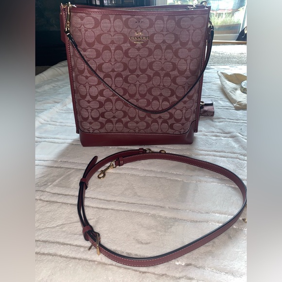 Coach
New, not used. Small repair needed
MOLLIE BUCKET BAG IN SIGNATURE CHAMBRAY - Picture 11 of 15